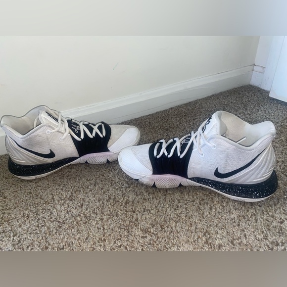 Kyrie 5 black and white - Picture 3 of 4